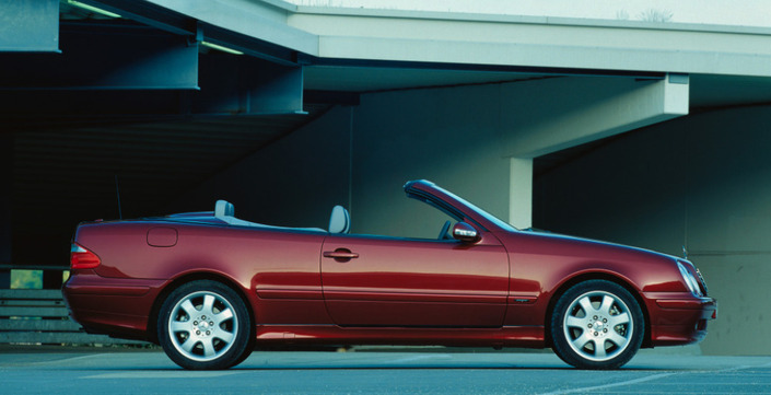 Le cabriolet CLK est lui aussi restylé en 1999, et cette fois, il a droit au V8 4,3 l.