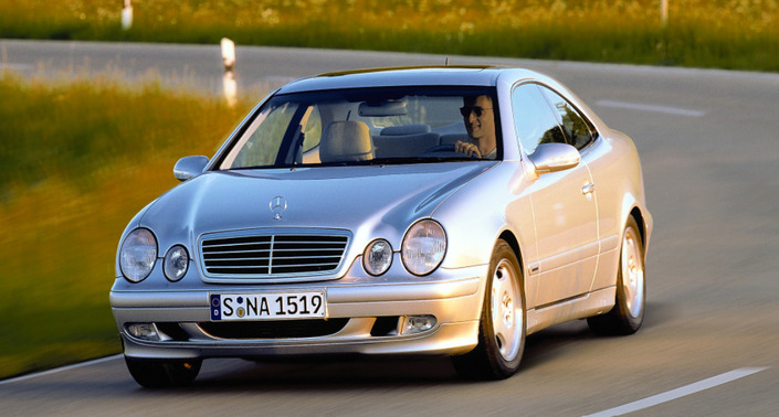 Fin 1999, le Mercedes CLK bénéficie d'un léger restylage touchant aux boucliers et aux bas de caisse. L'ESP est désormais de série.