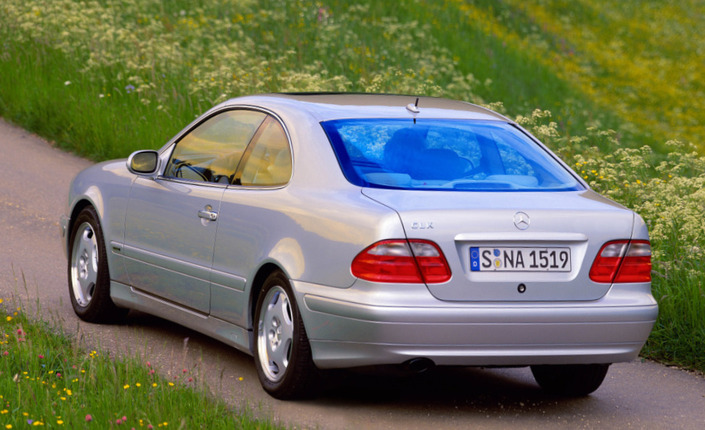 Le restylage de 1999 ne modifie guère l'arrière du Mercedes CLK, qui voit ses bas de bouclier peints. Ce qui alourdit inutilement la ligne...