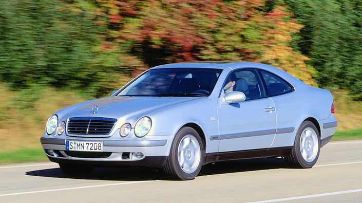 Sécurité, confort et performances caractérisent le Mercedes CLK 430 sur route, joli son du moteur en prime. Mais le comportement manque de vivacité.