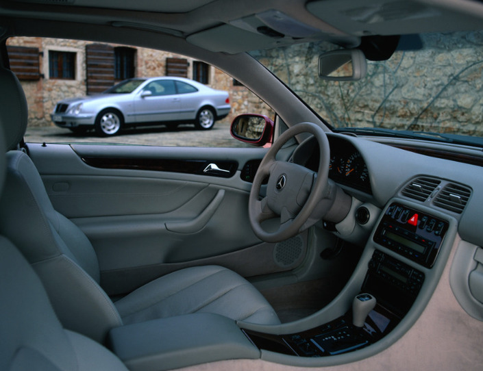 Si les places avant du Mercedes CLK 430 sont vastes, les passagers arrière manquent vraiment d'espace pour leurs genoux. Heureusement, à 420 l, le coffre est vaste.