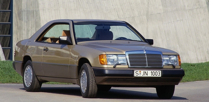 Grande pureté de lignes pour la Mercedes 300 CE C124, ici en 1987. Et quelle superbe qualité de fabrication !