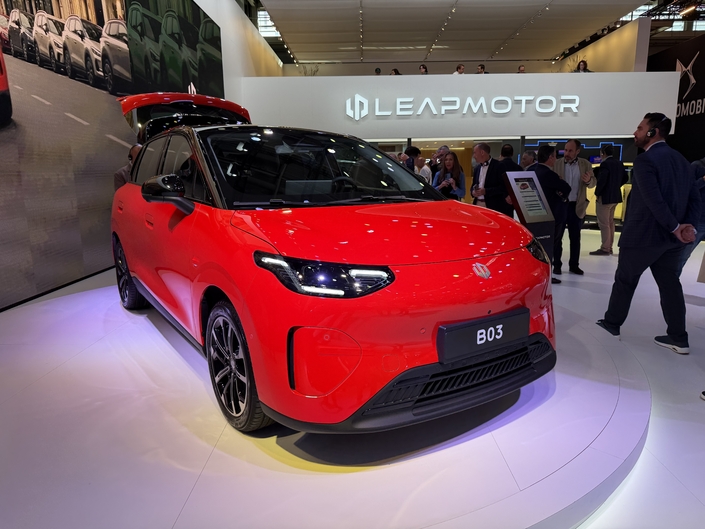 La Leapmotor B03 aimerait bien piquer, comme la nouvelle Geely E2, des clients à la Renault 5. Mais elle ne coûtera sans doute pas moins cher qu'elle une fois le bonus déduit sur cette dernière.