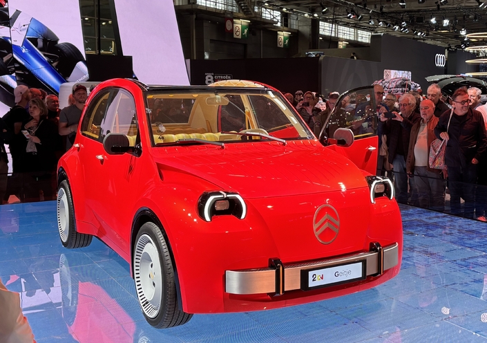 Jolie bouille pour la future 2CV électrique, qui sera mise sur la route en 2028 à un prix annoncé comme très concurrentiel. On vérifiera.