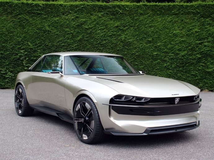 En 2018, le concept néo-rétro Peugeot e-Legend a suscité un enthousiasme considérable. Le produire ? Pourquoi faire ?