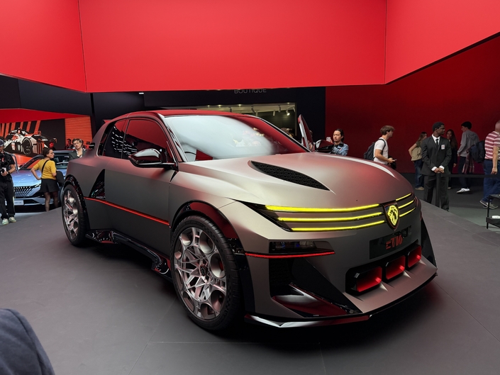 C'est une des surprises du Mondial, la Peugeot e-16, évocation de la mythique 205 T16. Jamais sur route, naturellement...