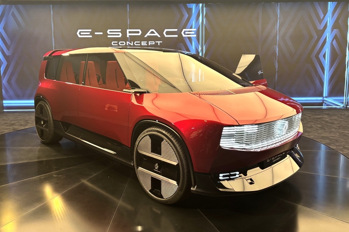 « J'aime les SUV... mais quand on voit un monospace comme ça, j'aimerais bien l'avoir dans le garage. », le Renault e-Space concept fait l'unanimité