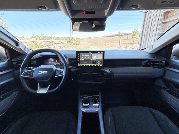 Comme souvent chez Dacia, la planche de bord est très horizontale, mais elle présente mieux en raison d'un bandeau en tissu valorisant.