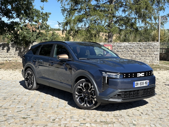 Le Striker affiche un style jamais vu chez Dacia.