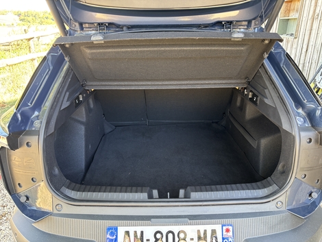 Avec sa forme de coupé, le Striker offre un bon volume de chargement, mais il faudra faire des concessions pour les gros objets.