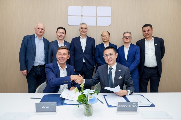 Pascal Brasseur, directeur de la distribution chez Arva et Aiden He, PDG de Geely Europe ©Geely