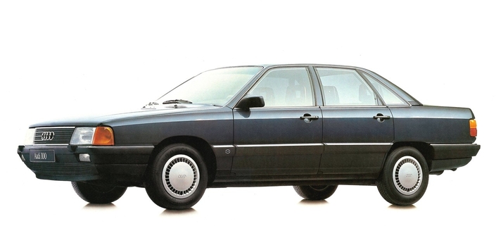 Lancée au salon de Paris 1982, l'Audi 100 C3 surprend par sa ligne très aérodynamique, sanctionnée d'un Cx de 0.30 qui fait vieillir toute la concurrence.