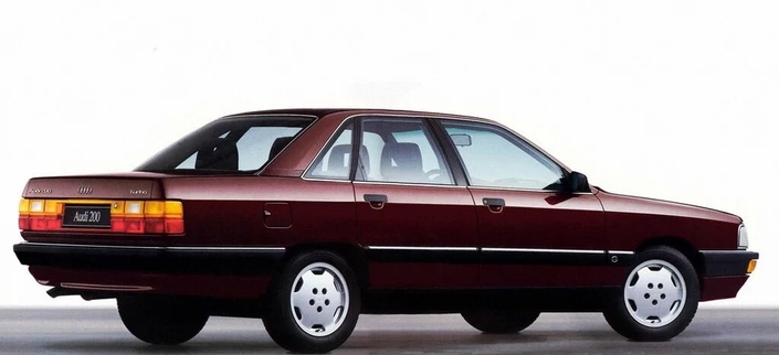 En 1988, l'Audi 200 Turbo évolue, avec un moteur porté à 2,2 l et 200 ch, des poignées de porte encastrées et une nouvelle planche de bord.