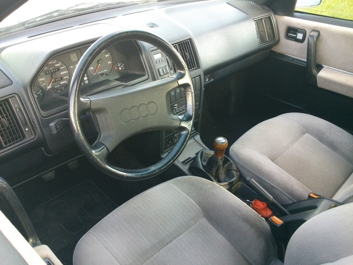 Le tableau initial de l'Audi 200 Turbo est certes bien fini mais très austère. Heureusement, l'équipement se révèle complet.