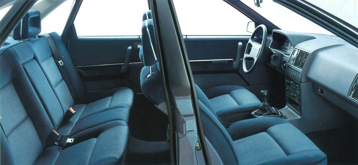 L'Audi 200 Turbo se targue d'une belle habitabilité et d'un habitacle très lumineux grâce aux larges surfaces vitrées. 