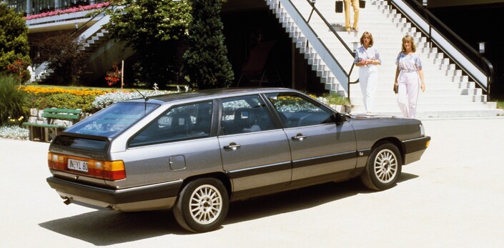 En 1984, l'Audi 200 se décline en Avant, une variante à mi-chemin entre la berline 5 portes et le break.