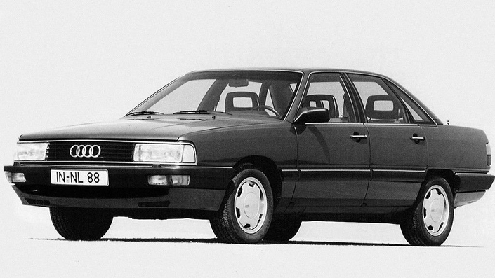 Par rapport à la 100, l'Audi 200 se signale par un avant spécifique : projecteurs, calandre, boucliers. En 1983, elle est ultramoderne.