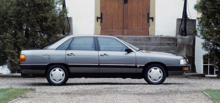Grande pureté de lignes pour l'Audi 200 Turbo, qui évite toute fioriture. Son Cx ressort à 0.33, une belle valeur en 1983.