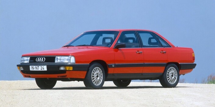 En 1984, l'Audi 200 adopte la transmission intégrale Quattro, signalée par un monogramme sur la calandre.