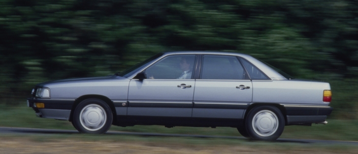 Très rapide, l'Audi 200 Turbo régale surtout par la musique rauque de son 5-cylindres. Son comportement sûr se double d'un excellent confort. 