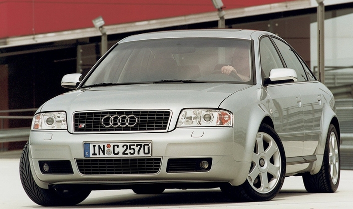 Fin 1998, l'Audi S6 C5 se pose en missile routier, animée par un somptueux V8 à 40 soupapes développant 340 ch.