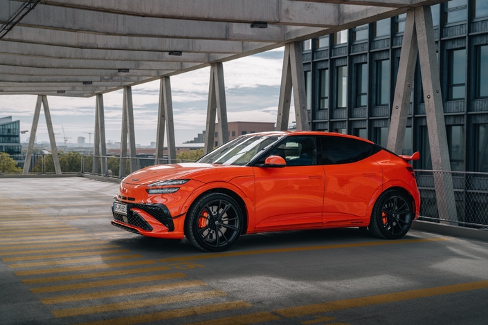 Le Genesis GV60 Magma est une vraie surprise face au Porsche Macan Turbo Electric