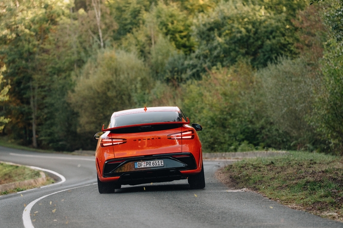 Sur la route, le GV60 Magma peut devenir sensationnel à piloter.