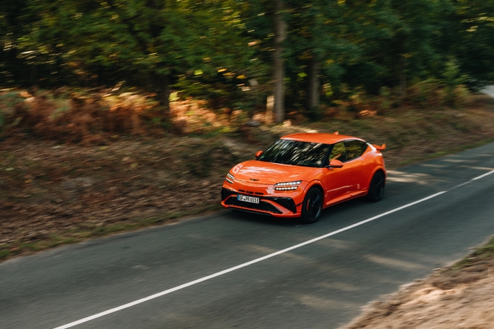 Le Genesis GV60 Magma est une vraie surprise face au Porsche Macan Turbo Electric