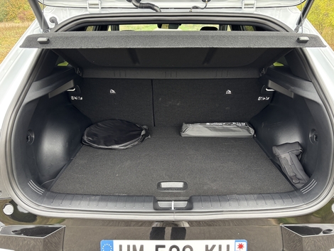 Le moteur arrière rogne sur le coffre, qui plafonne à 377 litres contre 435 litres sur les versions à deux roues motrices.