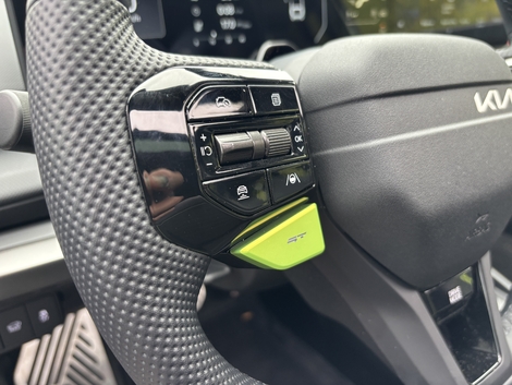 Le mode GT peut s'enclencher directement via le bouton vert placé sur le volant.