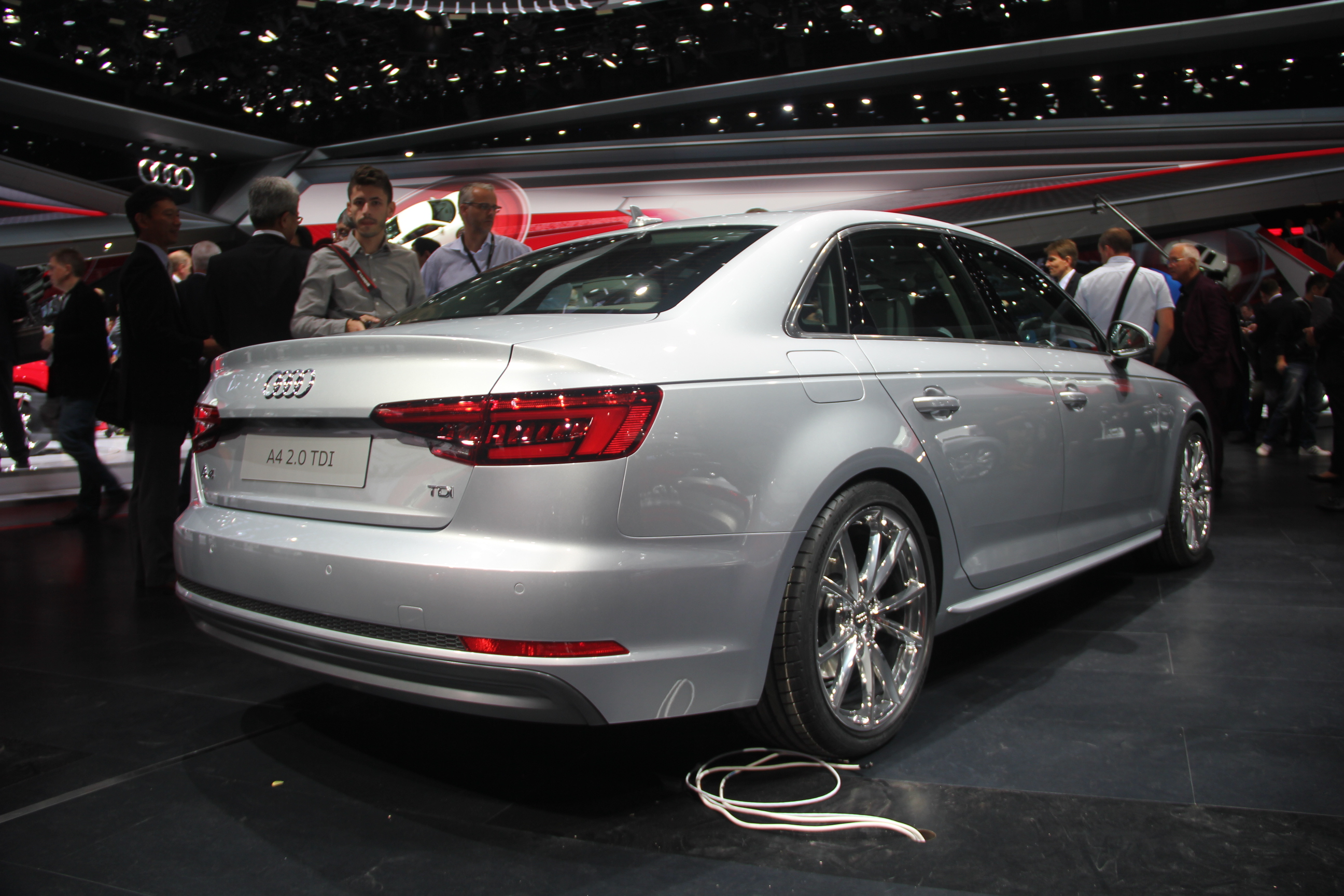 https://images.caradisiac.com/images/4/6/8/6/104686/S0-Audi-A4-bonheur-interieur-En-direct-du-salon-de-Francfort-2015-361813.jpg