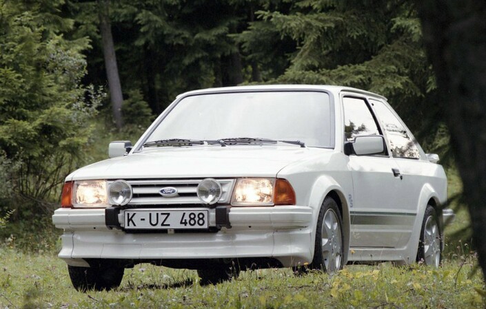 Performante mais affublée d'un train avant détestant les bosses, la Ford Escort RS Turbo, ici 1984, distille des sensations fortes.