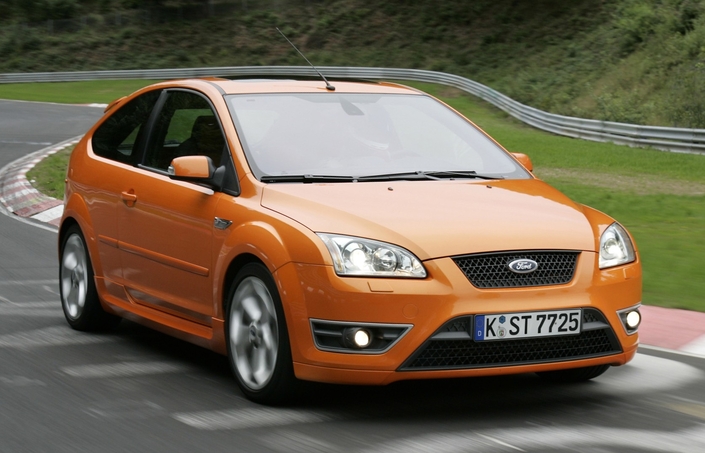 Moteur musical et puissant, châssis rassurant, la Ford Focus II ST délivre un grand agrément de conduite, mais son châssis s'avère plus typé GT que sport.