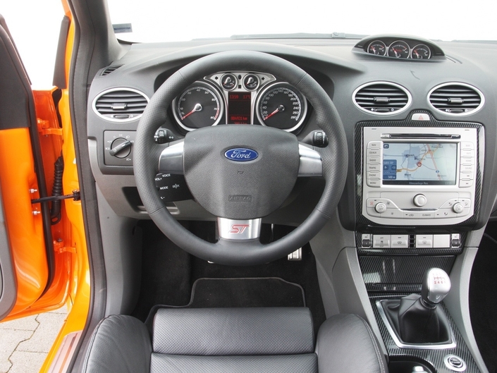 En ST, le tableau de bord plutôt bien fabriqué de la Ford Focus se dote d'une batterie de jauges supplémentaires en haut de la console centrale. Ici une restylée en 2009.