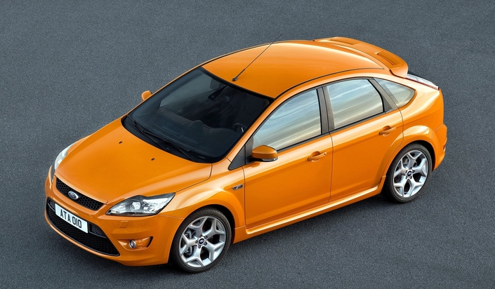 En 2008, la Ford Focus ST est kégèrement restylée, adoptant par exemple des projecteurs redessinés. Pas évident que cela lui profite...