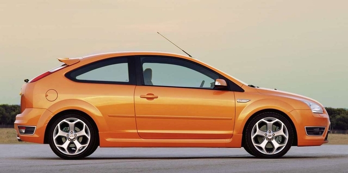 En ST, la Ford Focus II durcit sa suspension de 30 %, épaissit ses barres antiroulis et réduit sa garde au sol de 15 mm.