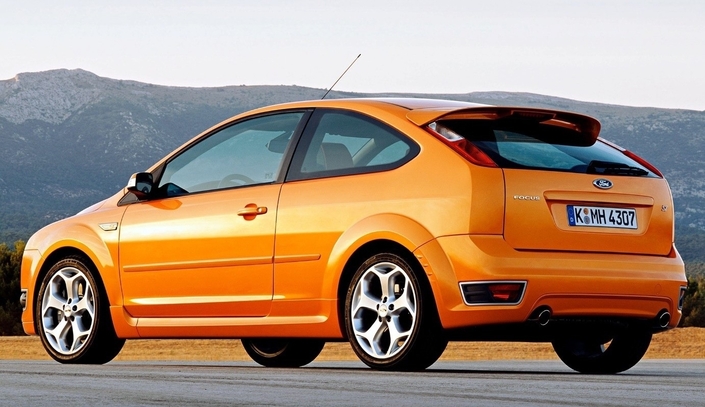 A l'arrière, la Ford Focus ST adopte un imposant aileron et une double sortie d'échappement.