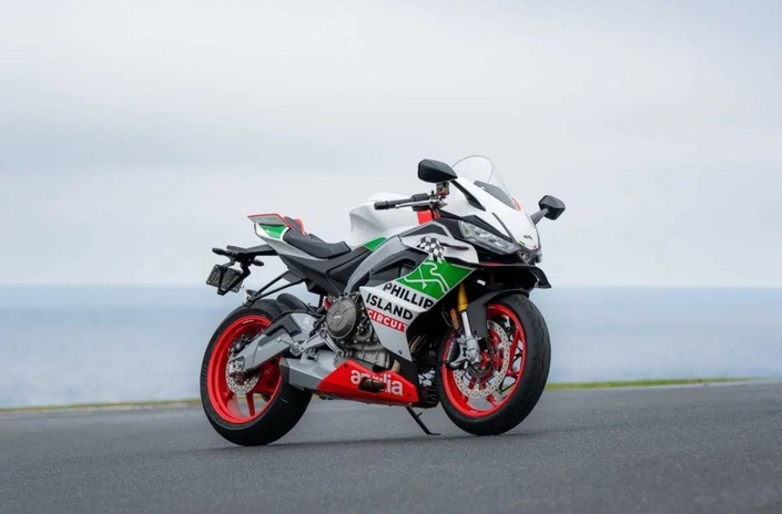 Aprilia dit adieu à Phillip Island avec une RS 660 Tribute de 105 chevaux, numérotée et chargée d'histoire !