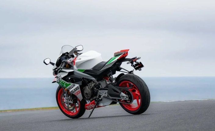 Aprilia dit adieu à Phillip Island avec une RS 660 Tribute de 105 chevaux, numérotée et chargée d'histoire !