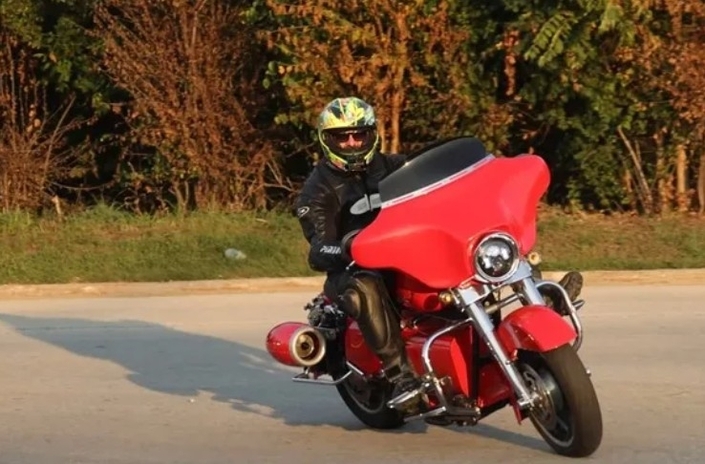 Il greffe deux réacteurs à une Harley-Davidson … et le résultat est aussi fou qu’inattendu