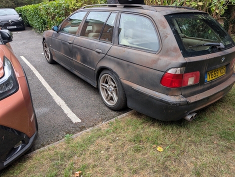 Quelqu’un a eu l’étrange idée du rat look sur une BMW Série 5 E39