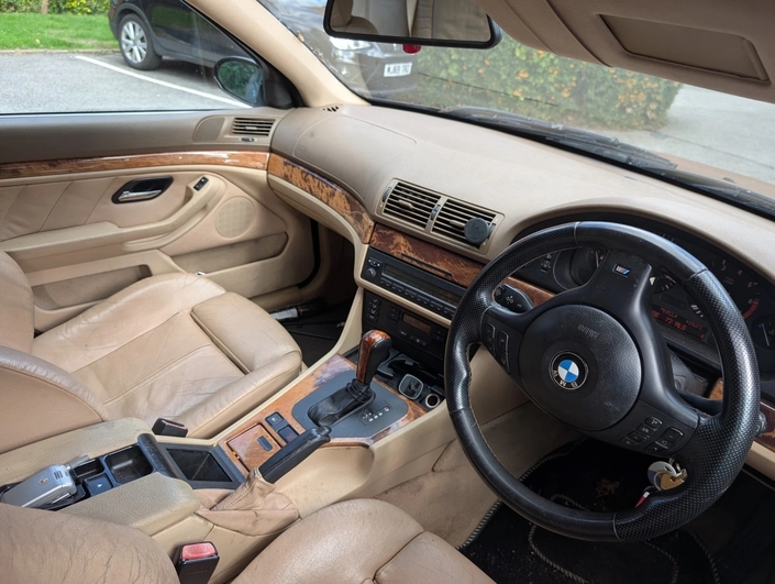 Quelqu’un a eu l’étrange idée du rat look sur une BMW Série 5 E39