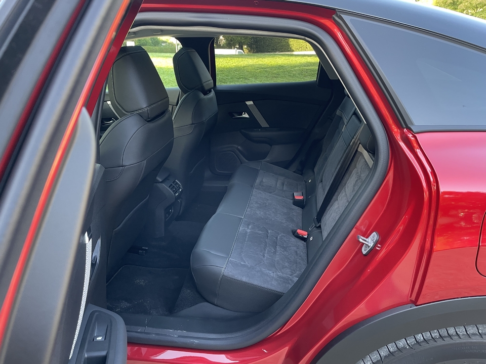 Comparatif vidéo Peugeot e308 VS Citroën ëC4 VS Renault Mégane ETech quelle est la