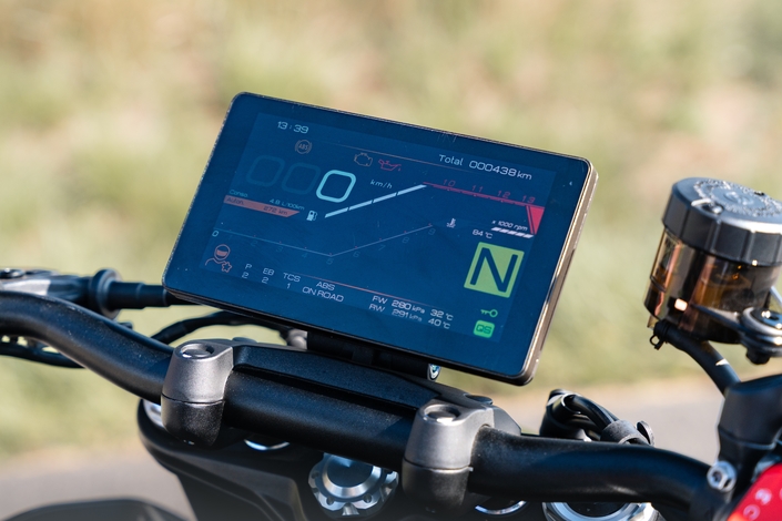 Essai Zontes 703 R : le roadster 3 cylindres à prix cassé qui veut bousculer le marché