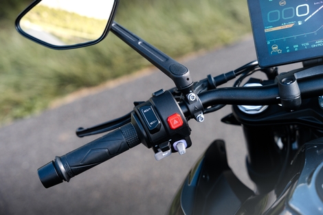 Essai Zontes 703 R : le roadster 3 cylindres à prix cassé qui veut bousculer le marché