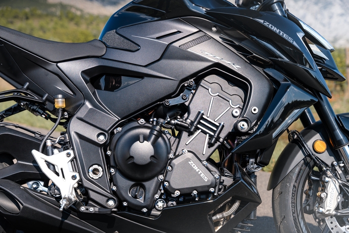 Essai Zontes 703 R : le roadster 3 cylindres à prix cassé qui veut bousculer le marché