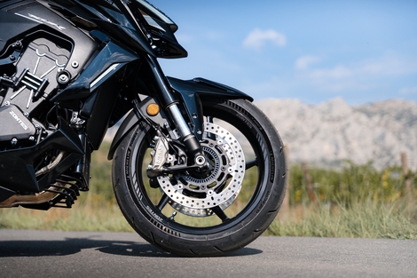Essai Zontes 703 R : le roadster 3 cylindres à prix cassé qui veut bousculer le marché