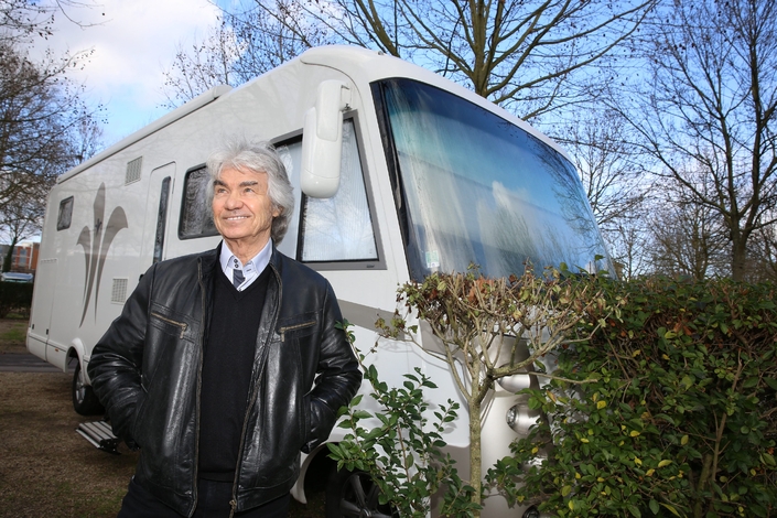 Le chanteur aux côtés de son camping-car. Photo : MaxPPP