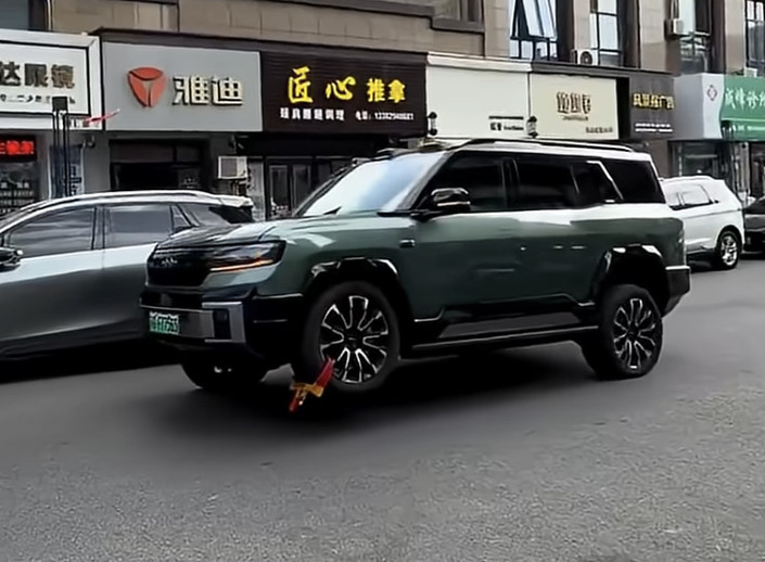 Ce conducteur chinois ridiculise un sabot de stationnement grâce à la technologie de son SUV
