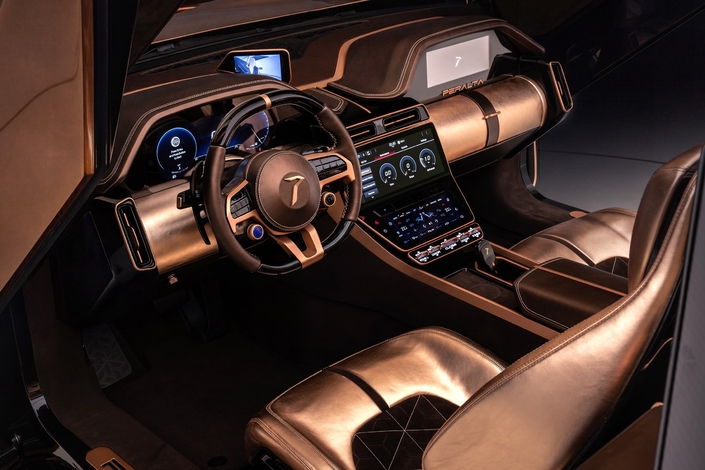 Si la console centrale est identique à celle de la Maserati, de nouveaux écrans apparaissent, notamment côté passager. Évidemment, la teinte reprend celle du cuivre.
